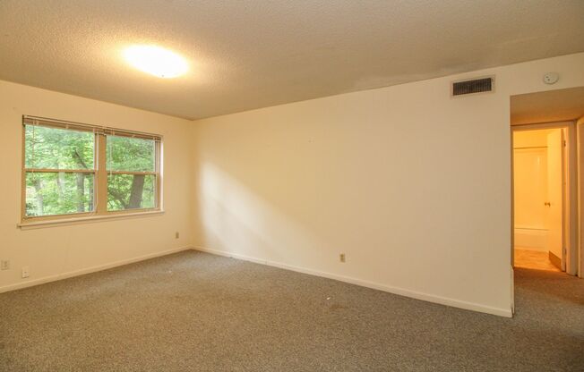 2 beds, 1 bath, $1,050, Unit Apt 3