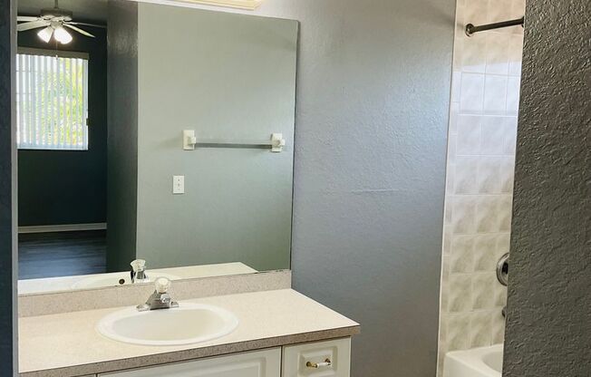 2 beds, 2 baths, 1,087 sqft, $1,450, Unit 1117 Unit 4
