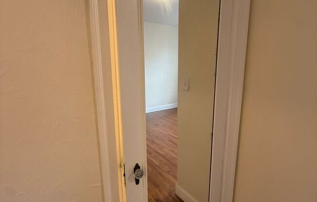 Studio, 1 bath, 294 sqft, $1,175, Unit New King Edward  3B7