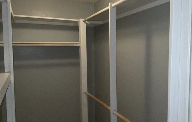 ~ RENT SPECIAL ~ HOLIDAY MERRINESS ~ 2 Bedroom, 1 bathroom West Side Apartment For Rent