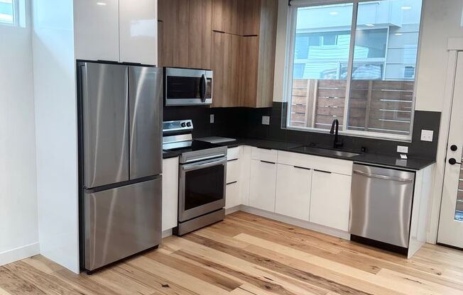 Just listed! Modern 2-bed, 2-bath Townhome near Greenlake!
