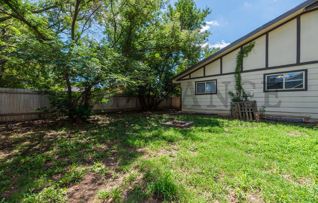 2202 S WHITE OAK DR