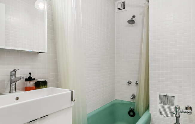 Studio, 1 bath, $3,400, Unit 7J