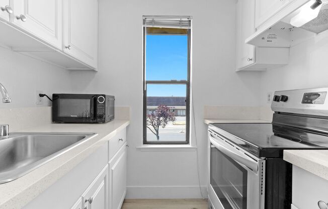 Studio, 1 bath, $1,300, Unit 9