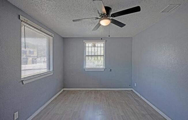 4114 MONCRIEF RD