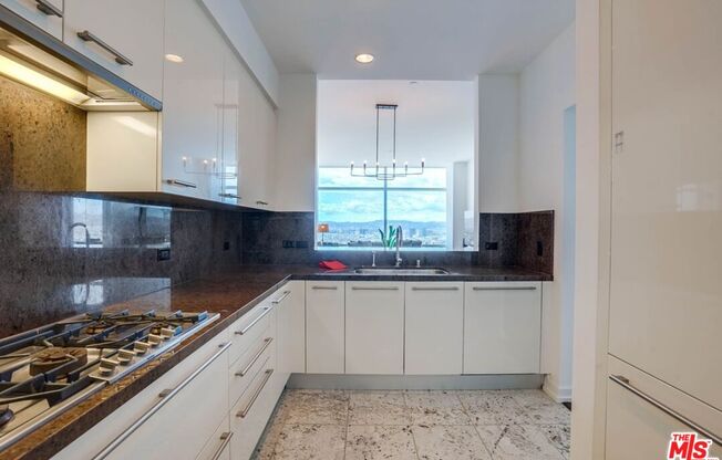 1 bed, 2 baths, 1,020 sqft, $5,500, Unit 31F
