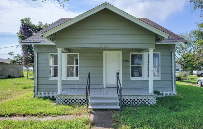 REMODELED 4 BEDROOM 2 BATH LEASE HOME WITH FULLY FUCTIONAL GARAGE APARTMENT IN LAW SUITE WITH ITS OWN KITCHEN AND BATHROOM IN FREEPORT, TEXAS