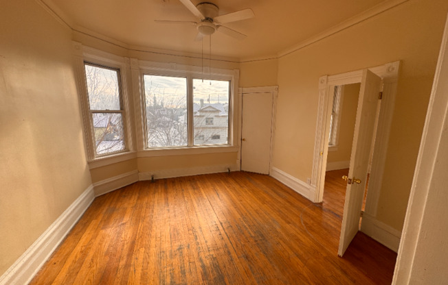 2112 W GREENFIELD AVE