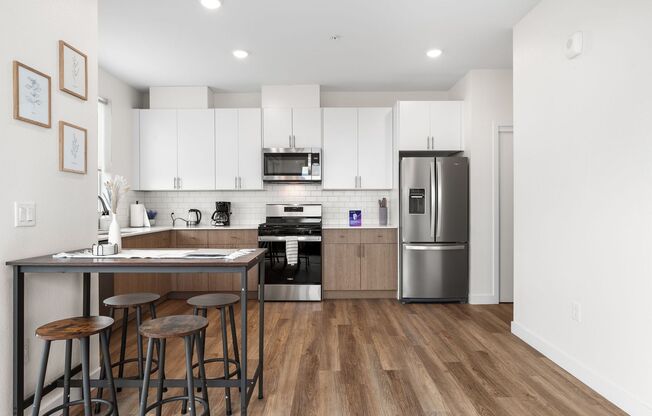 2 beds, 1 bath, 848 sqft, $2,350, Unit 415