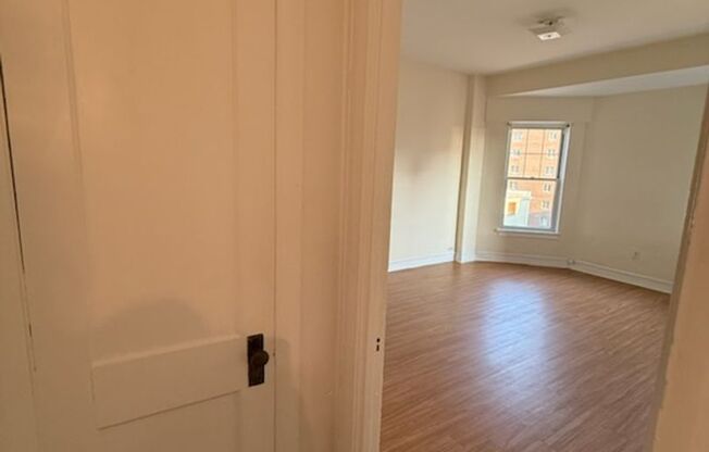 Studio, 1 bath, 295 sqft, $1,275, Unit Old King Edward 571
