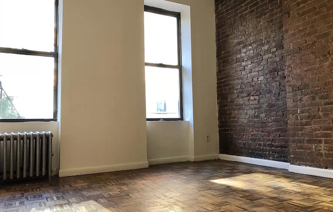304 W 21 ST