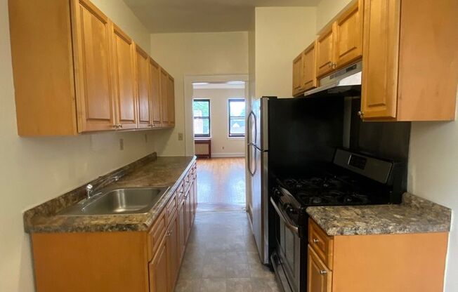 2 beds, 1 bath, $2,300, Unit B42