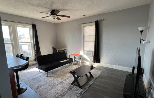 2 beds, 1 bath, $1,250, Unit 107 Bluff St Unit B