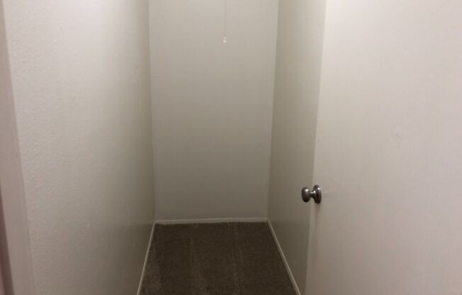 2 beds, 1 bath, 850 sqft, $1,175, Unit 39