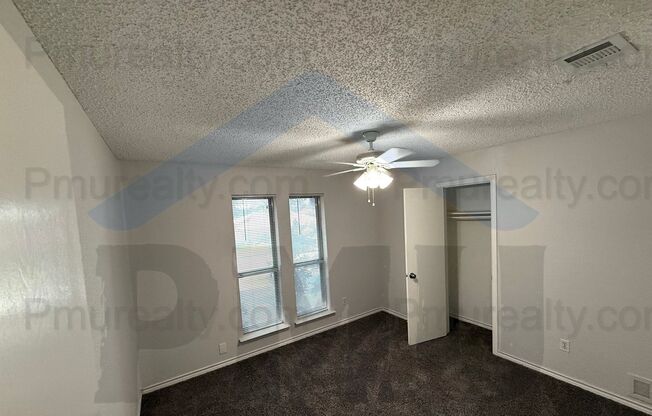 AVAILABLE NOW!!! Beautiful 3/2/2 house located in the desirable DeSoto area