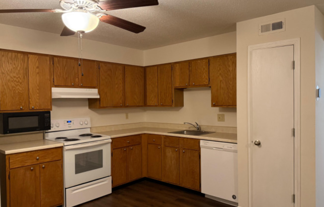 2 beds, 2 baths, 862 sqft, $1,165, Unit 1117C