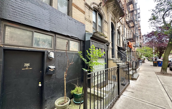 206 E 7 ST