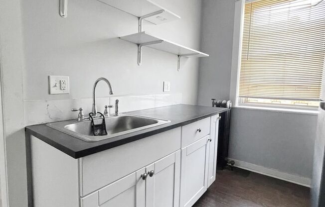 2 beds, 1 bath, 675 sqft, $1,300, Unit C-305