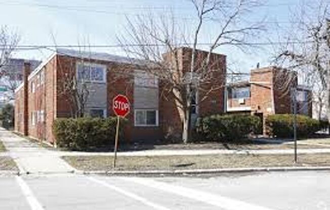 7806-7812 S Troy