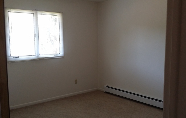2 beds, 1 bath, $1,100, Unit B