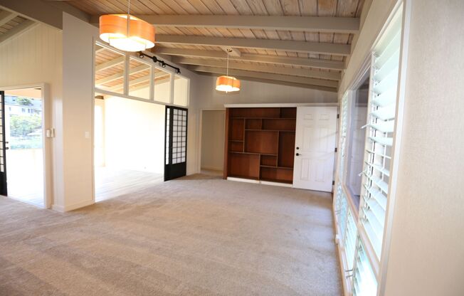 Moanalua Gardens - Renovated - single level 3 bedroom, 1 bath + 2 half baths with carport