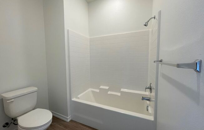 2 beds, 2 baths, 935 sqft, $2,595, Unit Bldg 13 - 104