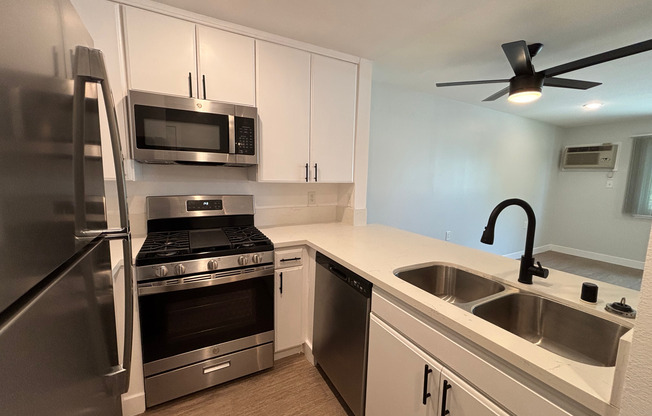 1 bed, 1 bath, 695 sqft, $1,748, Unit 318