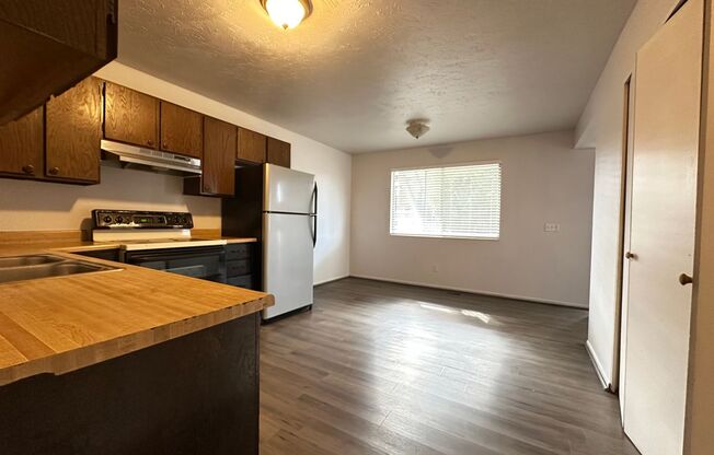 2 beds, 1 bath, 990 sqft, $1,100, Unit 274