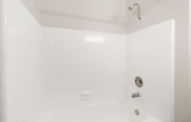 2 beds, 1 bath, 1,100 sqft, $2,100, Unit 11