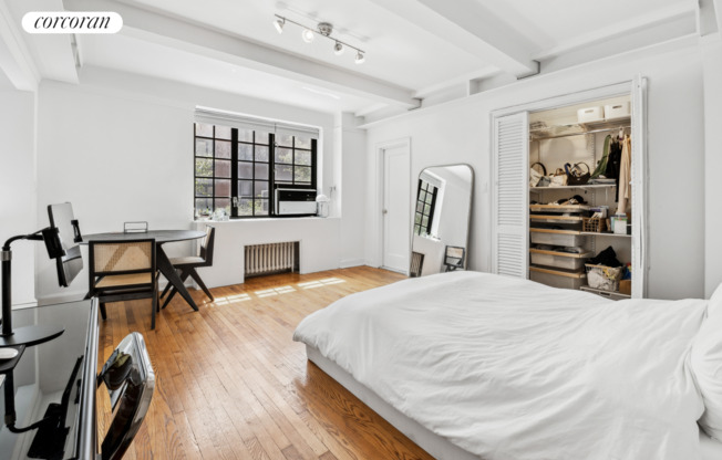 211 E 35 ST