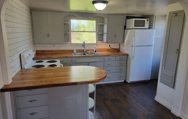 Charming upstairs 1 bedroom apartment