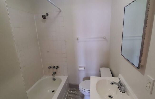 1 bed, 1 bath, $950, Unit 93 Marsh St #2