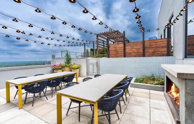 Rooftop evenings at Modera Old Ivy bring Atlanta skyline views, warm firelight, and inviting outdoor dining—just minutes from Buckhead’s energy.
