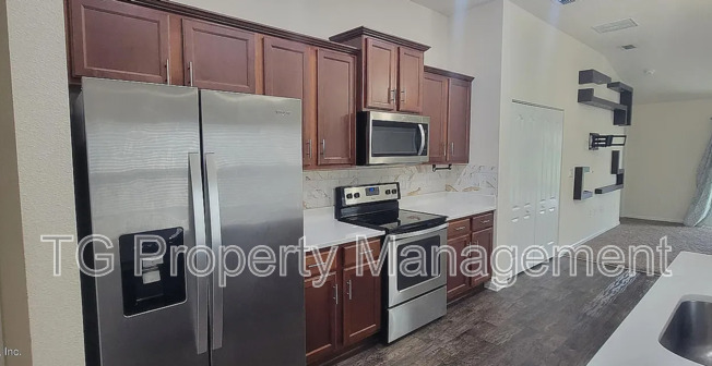 8238 MDW WALK LN