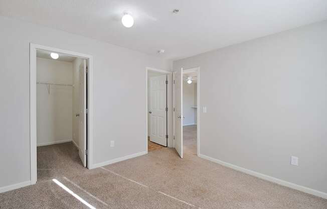 Apartments with large closets. Apartments close to WMU