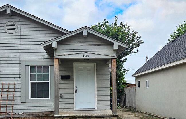 Cute One Bedroom Near Plaza!