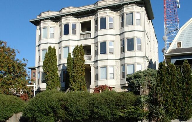 2 beds, 1 bath, 825 sqft, $2,695, Unit 301