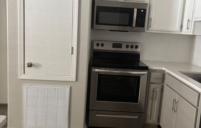 1 bed, 1 bath, 700 sqft, $1,025, Unit 7802-22