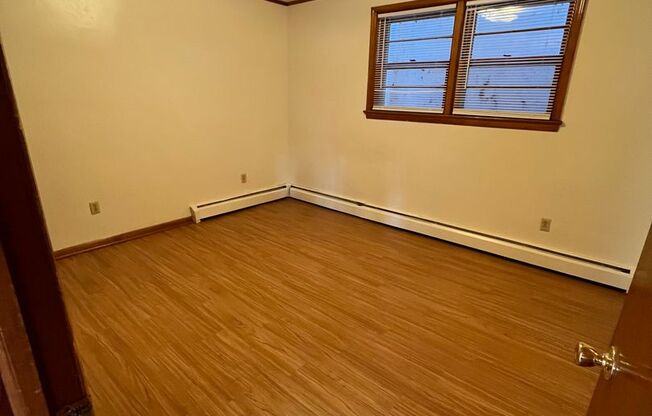 2 beds, 1 bath, 903 sqft, $1,150, Unit B-10