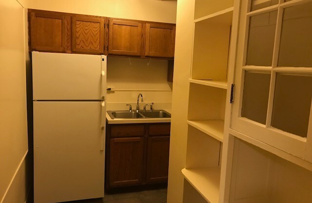 1 bed, 1 bath, 600 sqft, $1,095, Unit B-25