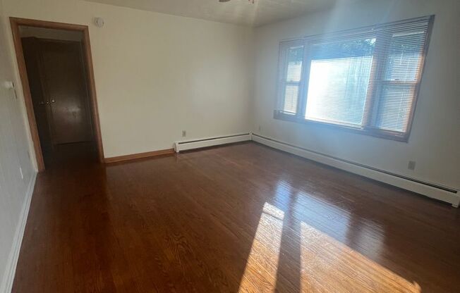 2 beds, 1 bath, 903 sqft, $1,290, Unit D-2