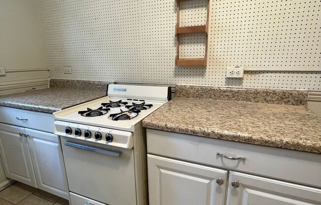 2 beds, 1 bath, $1,595, Unit Apt. 05