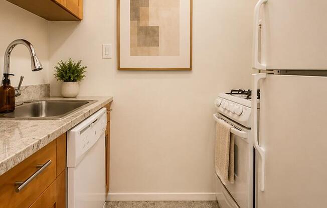Studio, 1 bath, 422 sqft, $3,400, Unit 4X