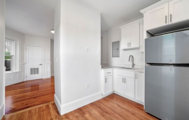 3 beds, 1 bath, $3,300, Unit 305-2