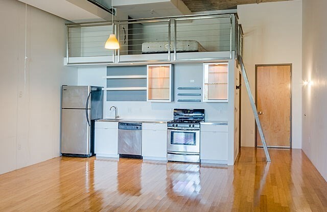 Studio, 1 bath, 989 sqft, $2,400, Unit Street