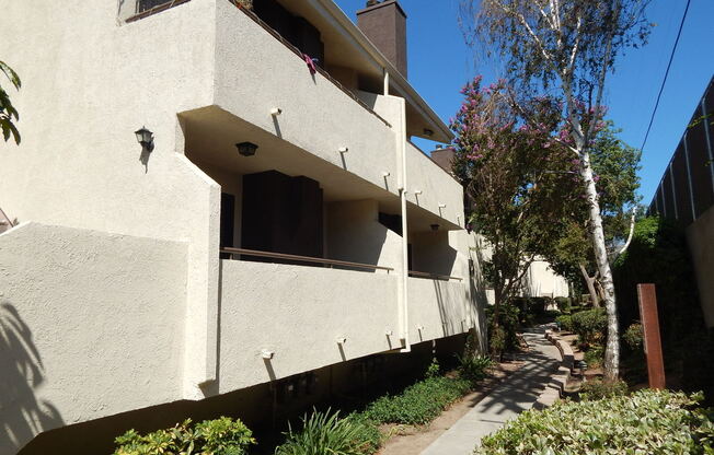 BEAUTIFUL AND SPACIOUS 3 BED CONDO IN SYLMAR