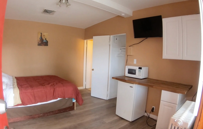 1 bed, 1 bath, 220 sqft, $800, Unit #25