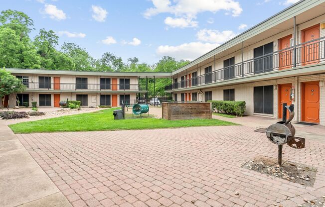 2 beds, 1.5 baths, 810 sqft, $832, Unit 207