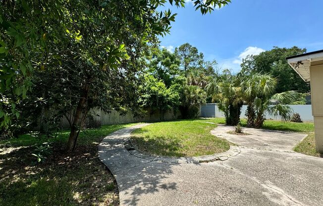 3 Bed, 2 Bath Family Home Located on the Westside!