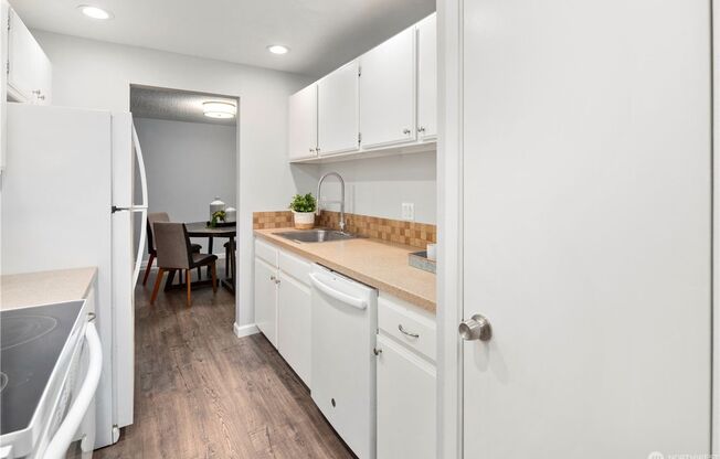 2 beds, 2 baths, $2,095, Unit #1106